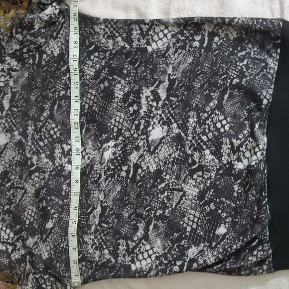 LOVE Blk/White Reptilian Print Cwl Neck Sweatshirt-Long Sleeves w/Gold LOVE-EUC - Picture 13 of 16